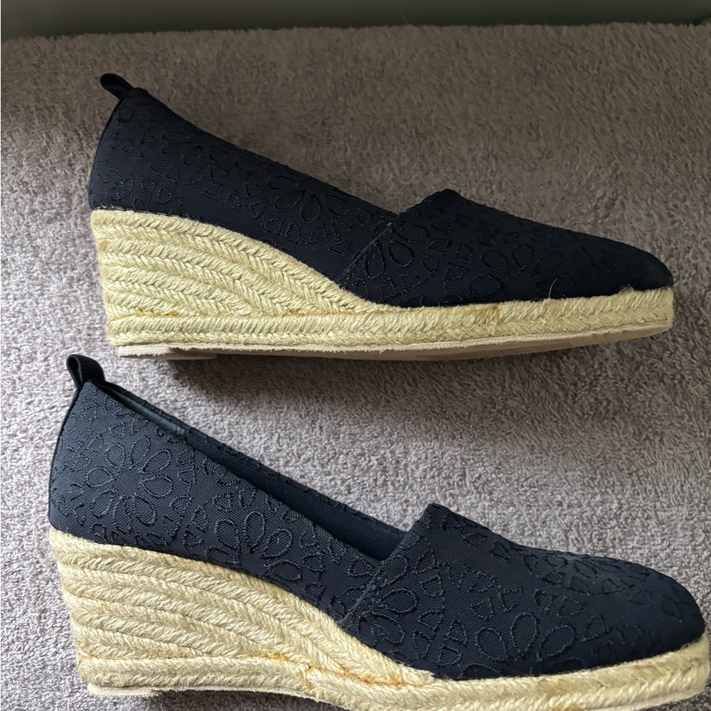 Liz Claiborne Navy Blue Floral Laser-Cut Espadrille Wedges